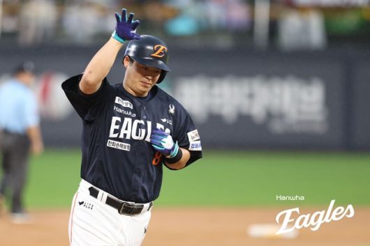 노시환이 19일 수원 KT전에서 홈런을 친 뒤 기뻐하고 있다. 사진=한화 제공