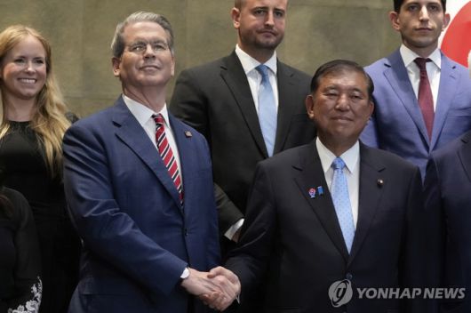 이시바 시게루 일본 총리와 스콧 베선트 미국 재무부 장관이 18일 도쿄에서 만나 악수하고 있다. [사진 = AP 연합뉴스]