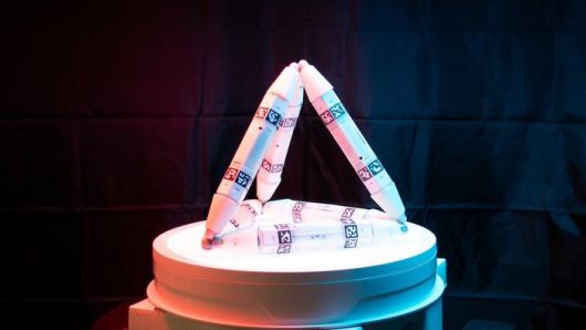 미국 연구팀이 개발한 다른 로봇을 흡수해 물리적으로 성장하고 고장을 수리하는 로봇.[사진=미국 컬럼비아대]