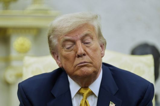 도널드 트럼프 미국 대통령이 16일(현지시간) 워싱턴DC 백악관 집무실에서 살만 빈 하마드 알 칼리파 바레인 왕세자와의 회담에서 이야기를 듣고 있다. [AP연합뉴스]