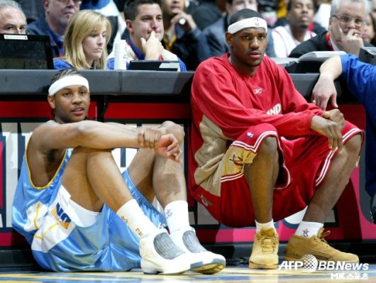 앤서니는 과거 “신인상은 내가 받았어야 했어. 다들 그렇게 생각하잖아. 최소 공동 수상은 할 줄 알았지. 우리 모두 첫 시즌에 대한 기대에 완전히 부응했으니까. 제임스도 엄청난 시즌을 보냈고, 나는 우리 팀을 플레이오프로 이끌었어”라며 웃음과 함께 아쉬움을 드러낸 바 있다. 사진=AFPBBNews=News1