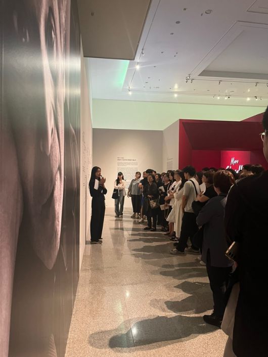 제주도립미술관에서 진행중인 ‘마르크 샤갈: 20세기 그래픽 아트의 거장, 환상과 색채를 노래하다’ 전시 / 사진=롯데관광개발