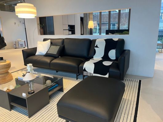 오늘의집이 서울 종로구 재동에 연 오프라인 쇼룸 ‘오프하우스’에 자체 브랜드 가구인 ‘레이어’가 진열된 모습.<이유진 기자>