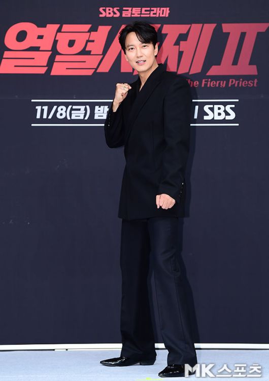 김남길은 지난해 11월 SBS 금토드라마 ‘열혈사제2’ 제작발표회에서 깔끔한 가르마 헤어와 세련된 블랙룩으로 등장했다. 사진=김영구 기자