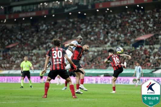 말컹이 야잔과의 경합을 이겨내고 헤더를 시도 중이다. 사진=한국프로축구연맹