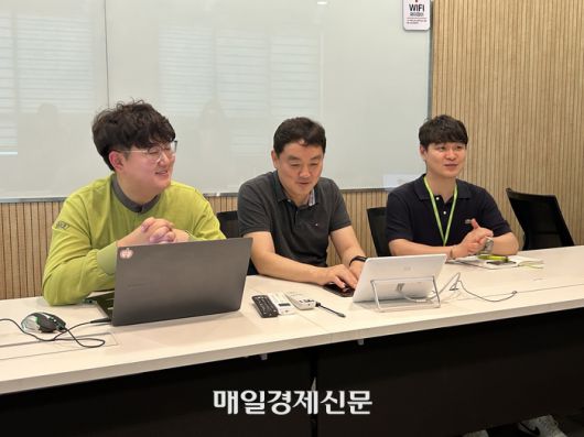 (왼쪽부터) 이한림 풀무원 음성공장 생산공정 담당자, 최원준 공장장, 이윤재 풀무원식품 면 PM. [변덕호 기자]