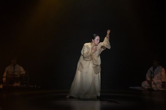 지난해 8월 제30회 창무국제공연예술제에서 '산 자를 위한 씻김굿'을 선보이는 김매자.