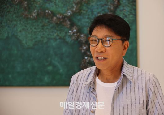 서울 청담동의 블루밍그레이스 집무실에서 만난 이수만 A2O엔터테인먼트 키 프로듀서 겸 비저너리 리더. 집무실 흰 벽에 옻칠과 자개 등 보석으로 푸른 숲과 나무를 표현한 ‘꿈결 같은 Dreaming’ 연작(작가 채림)이 걸려 있다. [한주형 기자]