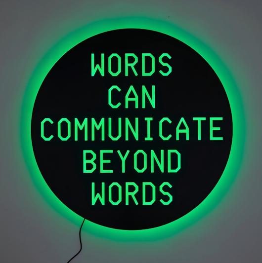 인공지능(AI)이 지은 시구를 활용한 사샤 스타일스의 설치 작품 ‘WORDS CAN COMMUNICATE BEYOND WORDS’(2024). 지난 3월 미국 뉴욕 크리스티 경매에서 1만80달러(약 1380만원)에 낙찰됐다. 크리스티