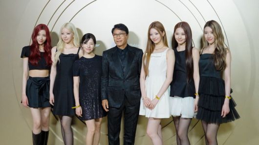 지난 5월 미국 누이하우스 할라우드에서 열린 아마존 프라임 다큐멘터리 ‘이수만: 킹 오브 케이팝’ 시사회에서 이수만 A2O엔터테인먼트 키 프로듀서 겸 비저너리 리더(가운데)와 소녀시대 출신 프로듀서 써니(왼쪽 셋째), 걸그룹 A2O MAY 멤버들. [사진 제공 = A2O엔터테인먼트]