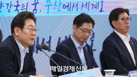 이재명 대통령이 25일 부산 부경대에서 타운홀 미팅 형식으로 열린 ‘국민소통 행보, 부산의 마음을 듣다’ 행사에서 발언하고 있다. 김경수 대통령 직속 지방시대위원장(가운데)과 박형준 부산시장이 배석해 있다. [김호영 기자]