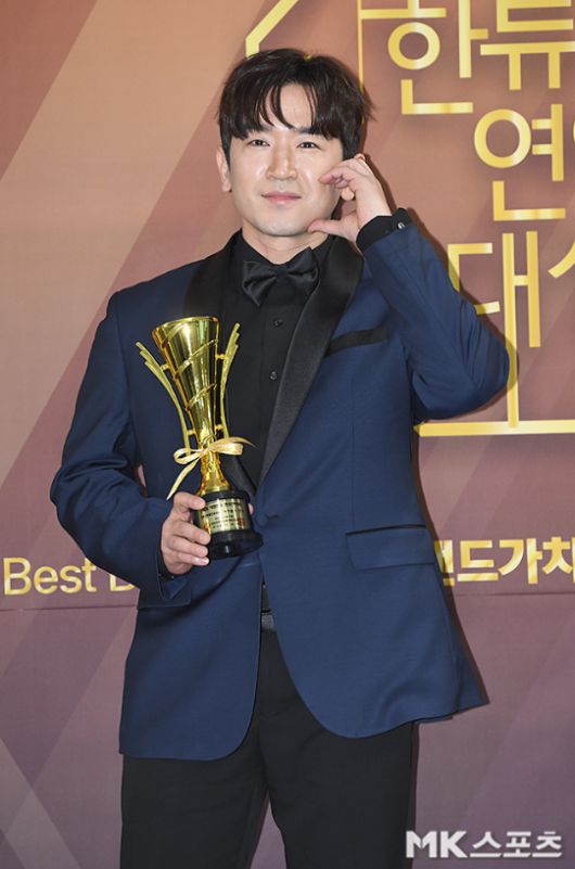 그룹 신화의 멤버 이민우가 오랜 시간 곁을 지켜준 소중한 인연과 백년가약을 맺는다.사진=천정환 기자