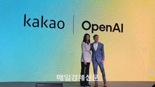 정신아 카카오 대표와 샘 올트먼 오픈AI 최고경영자(CEO)가 지난 2월 4일 서울 중구 태평로 더플라자호텔에서 전략적 제휴를 발표했다. [이가람 기자]