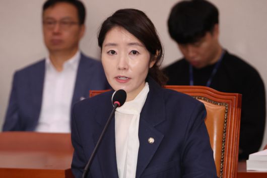 강선우 여성가족부 장관 후보자가 지난 14일 국회 여성가족위원회에서 열린 인사청문회에서 위원의 질문에 답하고 있다. [연합뉴스]