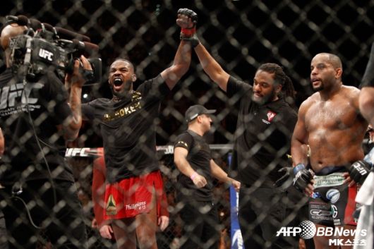 코미어와 존스는 라이트헤비급에서 뜨거운 라이벌 관계를 형성한 과거가 있다. 물론 존스가 두 번의 맞대결을 모두 승리(마지막 경기는 무효), 라이벌 관계의 끝을 봤으나 여전히 감정은 좋지 않은 상황이다. 사진=AFPBBNews=News1