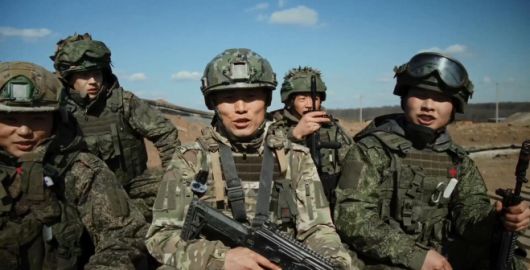 우크라이나 전쟁에 참전한 북한군이 장갑차를 타고 쿠르스크 지역 전투에 참전하며 러시아 민요 ‘카츄사’를 부르는 모습. [사진 출처 = 러시아대사관 소셜미디어 캡처]