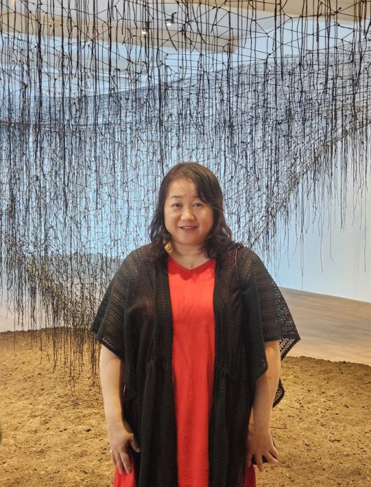 시오타 치하루가 자신의 개인전이 열리고 있는 서울 종로구 평창동 가나아트센터 전시장에서 환하게 웃고 있다. 송경은 기자