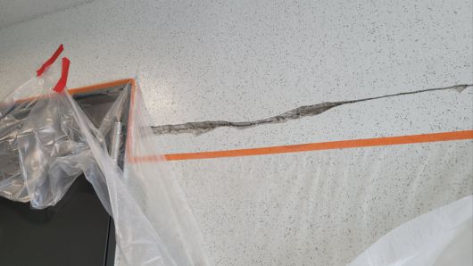 서울 강동구 둔촌동 올림픽파크포레온 3단지 34층 복도 벽에 나타난 균열이 나타난 모습. 해당 균열은 시공사인 현대건설이 V커팅으로 보수작업하면서 일시적으로 외부 균열이 커진 모습이다. [출처=현대건설]