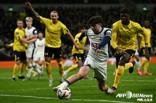 무어는 2023-24시즌 토트넘 유니폼을 입고 잉글랜드 프리미어리그(EPL)에 데뷔했다. 무어는 2023-24시즌 리그 2경기에 교체 출전했다. 2024-25시즌엔 3경기 선발 출전 포함 리그에서만 총 10경기를 뛰었다. 무어는 지난 시즌 잉글랜드 카라바오컵(EFL컵)에선 2경기에 교체로 나섰다. 무어는 2024-25시즌 토트넘의 유럽축구연맹(UEFA) 유로파리그(UEL) 우승에 이바지하기도 했다. 무어는 지난 시즌 UEL 5경기에 나서 1골 1도움을 기록했다. 무어는 자신이 출전한 UEL 5경기 중 3경기에 선발로 나섰다. 사진=AFPBBNews=News1