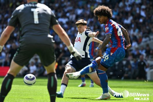 토트넘은 무어의 성장을 위해 출전 경험이 필요하다고 판단했다. 무어도 1군 출전 경험이 쌓여야 토트넘에서 경쟁력을 발휘할 수 있을 것으로 봤다. ‘스카이스포츠’는 “무어를 원한 건 레인저스만이 아니었다”며 “잉글랜드 챔피언십(2부) 다수 구단도 무어에게 러브콜을 보냈다”고 전했다. 사진=AFPBBNews=News1