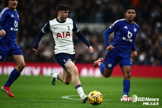 무어는 토트넘 유소년 팀에서 성장해 프로에 데뷔한 재능이다. 무어는 17살로 측면과 중앙을 모두 소화하는 공격 자원이다. 무어는 잉글랜드 U-19 대표팀에 꾸준히 이름을 올리고 있다. 사진=AFPBBNews=News1