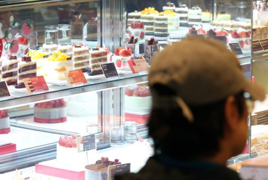 서울 시내 한 프랜차이즈 카파ㅔ 매장에 케이크가 진열돼 있다. [사진 = 연합뉴스]