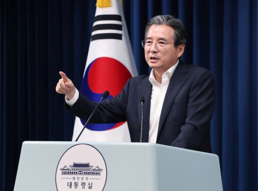 김용범 대통령실 정책실장이 31일 서울 용산 대통령실 청사에서 한미 관세 협상 타결 관련 브리핑 뒤 취재진의 질문에 답하고 있다. [김호영 기자]