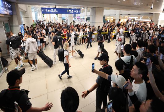 인천국제공항을 찾은 팬들. 사진=연합뉴스