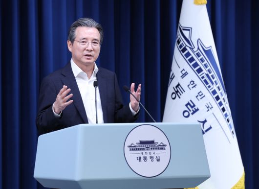 김용범 대통령실 정책실장이 31일 서울 용산 대통령실 청사에서 한미 관세 협상 타결 관련 브리핑 뒤 취재진의 질문에 답하고 있다. [김호영 기자]