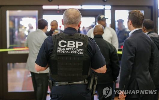 미국의 애틀랜타 공항에서 출입 관리하는 세관국경보호국(CBP) 요원.EPA 연합뉴스
