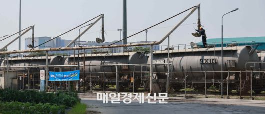 경기도 의왕시 시멘트 유통기지 내 한 시멘트 업체에서 직원들이 생산된 시멘트를 옮기고 있다. [박형기기자]