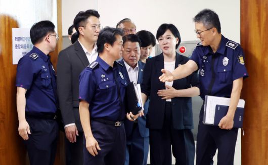 지난달 31일 여당의 ‘3대특검(내란·김건희·순직해병) 종합대응 특별위원회’가 첫 일정으로 윤석열 전 대통령이 수감된 서울구치소를 방문하고 있다. [국회사진기자단]