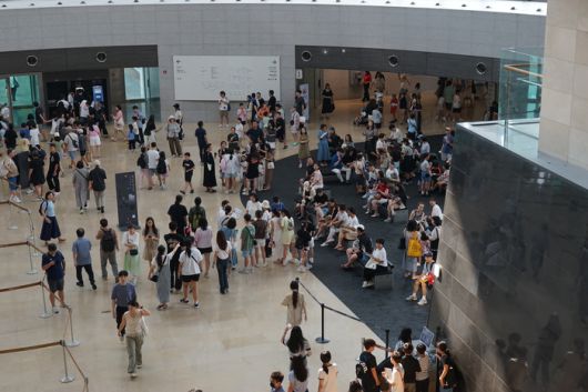 관람객으로 북새통을 이루고 있는 국립중앙박물관 내부. <국립중앙박물관>