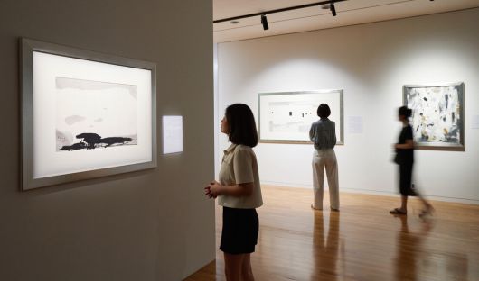 서울 서초구 예술의전당 서울서예박물관에서 진행 중인 '우관중: 흑과 백 사이' 전경.   홍콩예술박물관·예술의전당