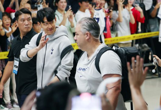 팬들에게 인사하는 손흥민. 사진=연합뉴스