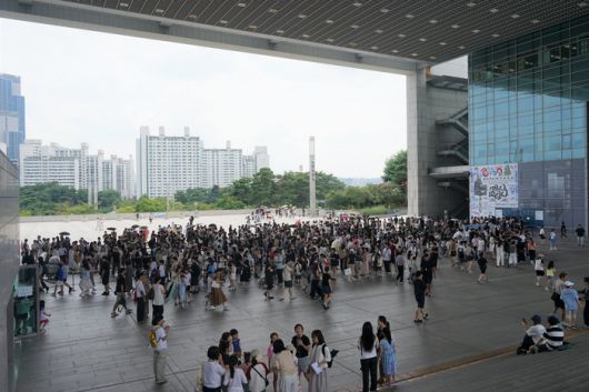 관람객이 몰리면서 국립중앙박물관 열린마당도 인파로 몸살을 앓고 있다. <국립중앙박물관>