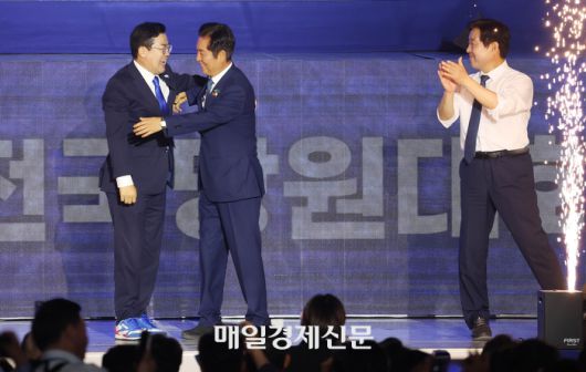 더불어민주당 정청래 신임 당대표가 2일 고양 킨텍스에서 열린 전국당원대회에서 박찬대 당대표 후보의 축하를 받고 있다. 2025.8.2[이충우기자]