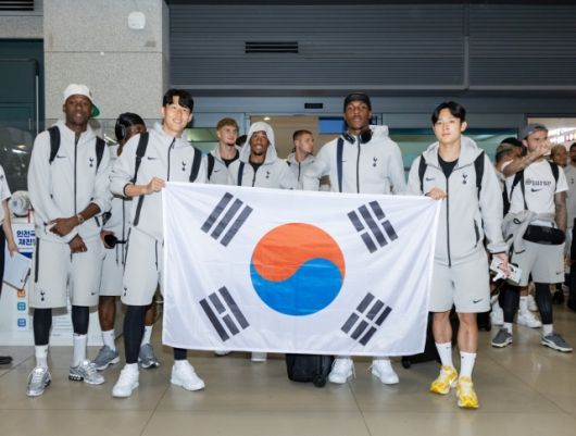 태극기를 들고 사진 촬영에 임하고 있는 손흥민(사진 왼쪽), 양민혁. 사진=쿠팡플레이 제공