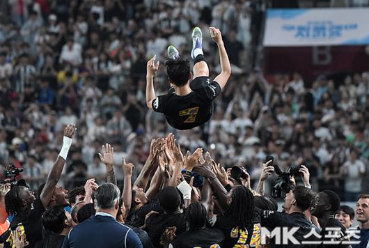 헹가래를 받는 손흥민. 사진=천정환 기자