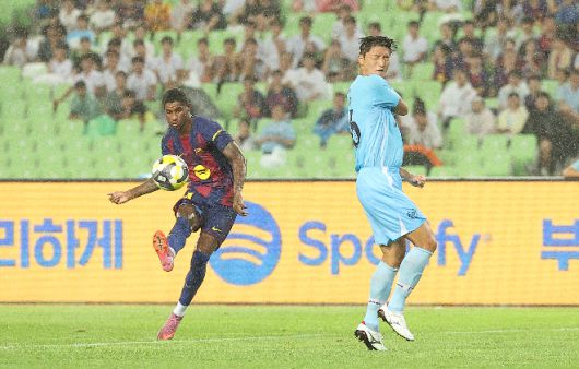 4일 대구스타디움에서 열린 FC바르셀로나 2025 아시아투어 에디션 대구FC와 FC바르셀로나의 경기. 후반전 FC바르셀로나 마커스 래시퍼드가 슛하고 있다. 사진=연합뉴스 제공