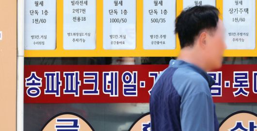 6·27 대출 규제로 전세퇴거자금 대출길이 꽉 막힌 가운데 서울 송파구 한 아파트 단지 근처 공인중개사사무소 앞에 전세 물건 광고가 크게 줄어 있다. 이승환 기자
