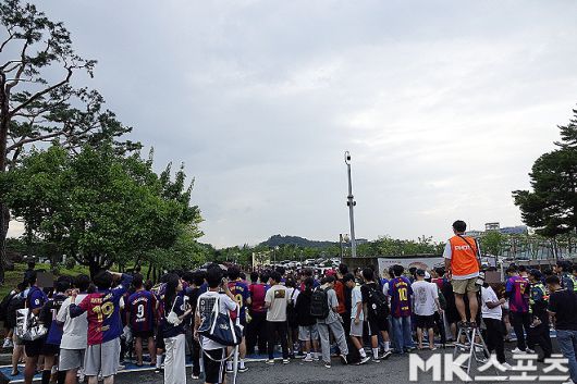FC 바르셀로나 선수단 버스를 기다리는 축구 팬들. 사진=이근승 기자