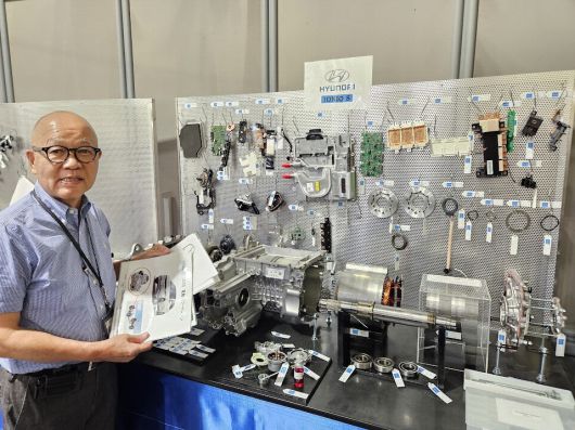 모치즈키 에이지 차세대자동차센터 하마마쓰 센터장이 현대자동차 아이오닉5에 사용된 부품을 살펴보고 있다. 이승훈 특파원