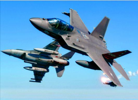 이영수 공군참모총장이 19일 한국형 초음속 전투기 KF-21(앞쪽 기체)을 타고 남해안 약 4500m 상공에서 공군 주력 전투기인 KF-16과 함께 지휘비행을 하고 있다. [사진출처=공군]