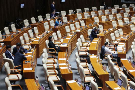 5일 국회 본회의에서 노종면 더불어민주당 의원이 방송법 일부개정법률안 관련 무제한 토론(필리버스터)을 이어가는 가운데 민주당 일부 의원들이 자리에 앉아 있다. [사진 출처 = 연합뉴스]