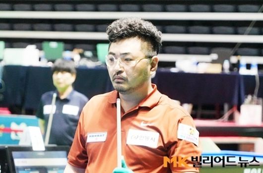 안지훈이 5일 경북 안동실내체육관에서 열린 ‘2025 안동시장배 전국3쿠션당구대회’ 남자 3쿠션 32강전에서 하이런17점, 애버리지 3.077 등 매서운 공격을 뽐내며 박준영을 완파, 16강에 올랐다.