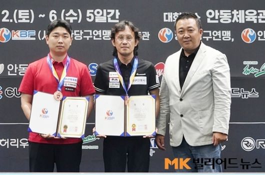 공동3위에 오른 (왼쪽부터) 김민석 정역근이 안동시당구연맹 김준모 부회장과 기념촬영하고 있다.