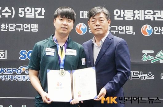 올해 첫 우승에 도전했던 김행직은 조명우에 막혀 3월 국토정중앙배에 이어 두 번째  준우승에 머물렀다. 안동시당구연맹 이창규 회장과 포즈를 취한 김행직.