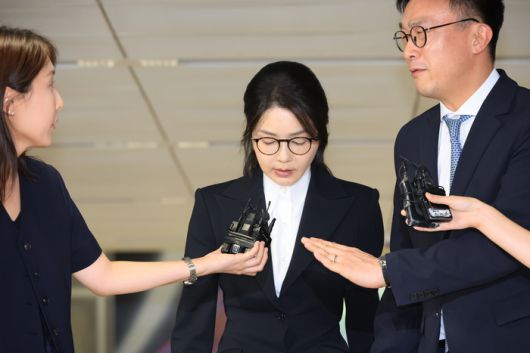 특검 조사 마치고 나온 김건희 여사. [사진출처 = 연합뉴스]