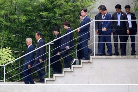 정청래 더불어민주당 대표(왼쪽 둘째)가 7일 경남 양산시 평산마을을 방문해 문재인 전 대통령(맨 왼쪽)을 예방한 뒤 문 전 대통령과 함께 사저를 나서고 있다. 문 전 대통령은 지난 5일 이재명 대통령의 국민임명식 초청장 전달차 평산마을을 찾은 우상호 대통령실 정무수석과 만나 조국 전 조국혁신당 대표에 대한 사면·복권 필요성을 거론한 것으로 알려졌다. 뉴스1